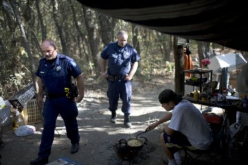 ACW HOMELESS COPS 4.JPG