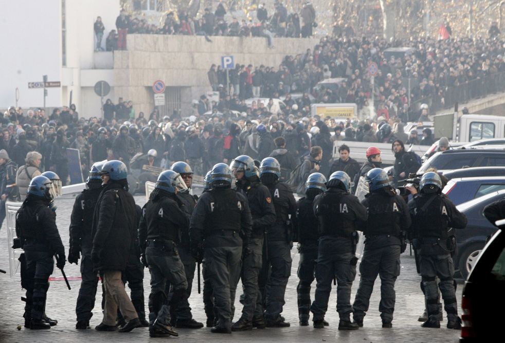 berlusconi_protest_03.jpg