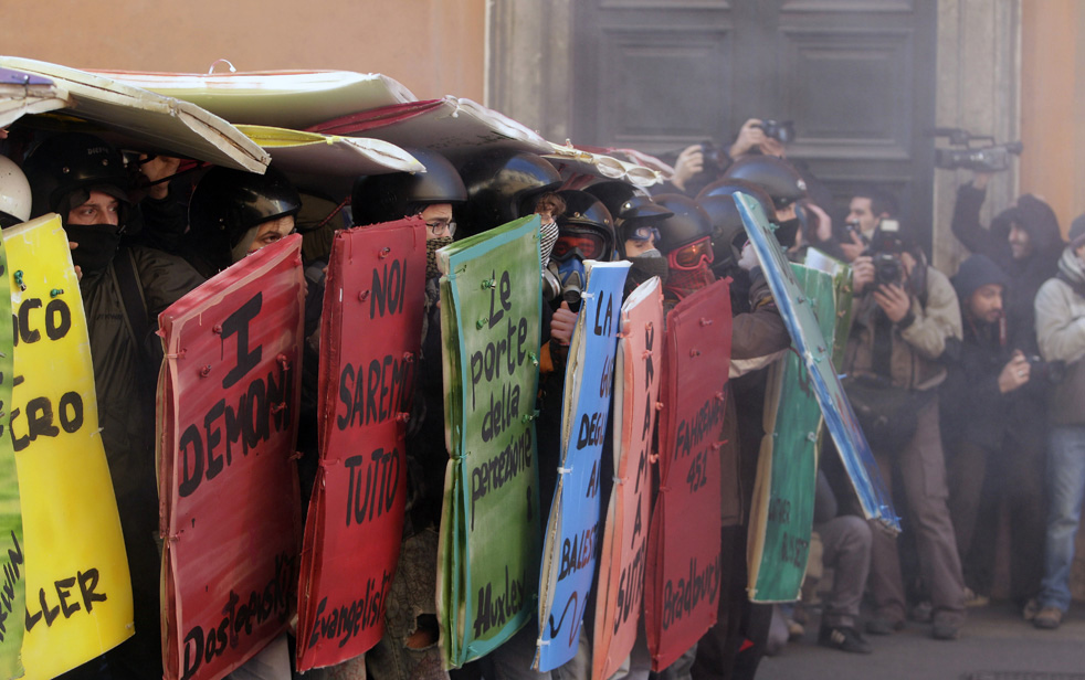 berlusconi_protest_04.jpg