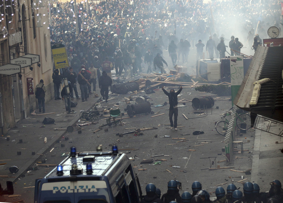 berlusconi_protest_06.jpg