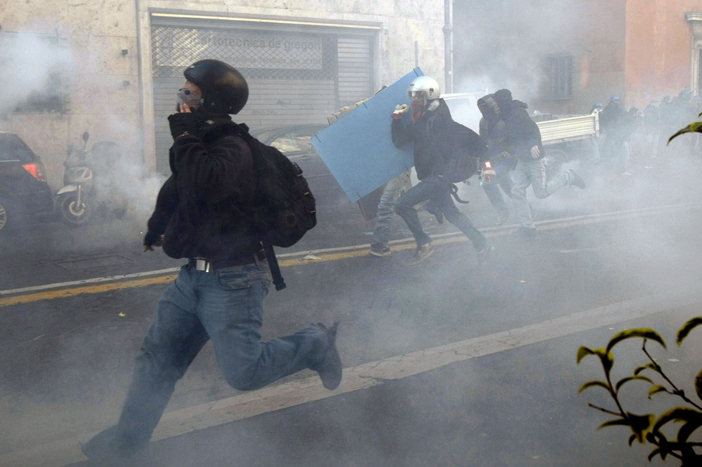 berlusconi_protest_25.jpg