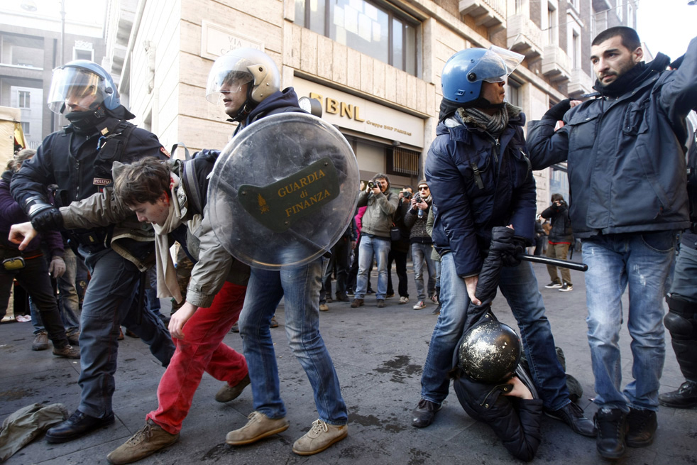 berlusconi_protest_30.jpg