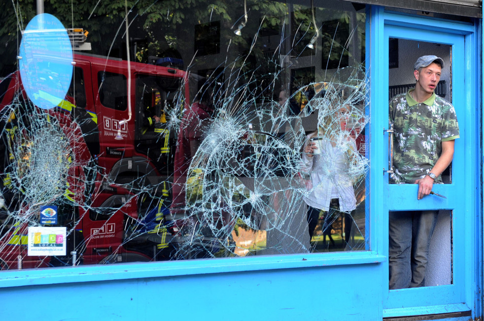 britain_riot_cleanup_11.jpg