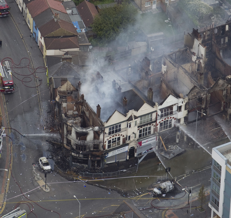 britain_riot_cleanup_15.jpg