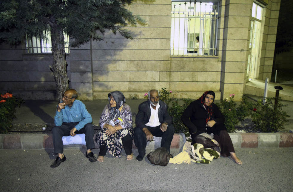 iran_earthquake_081312_15.jpg