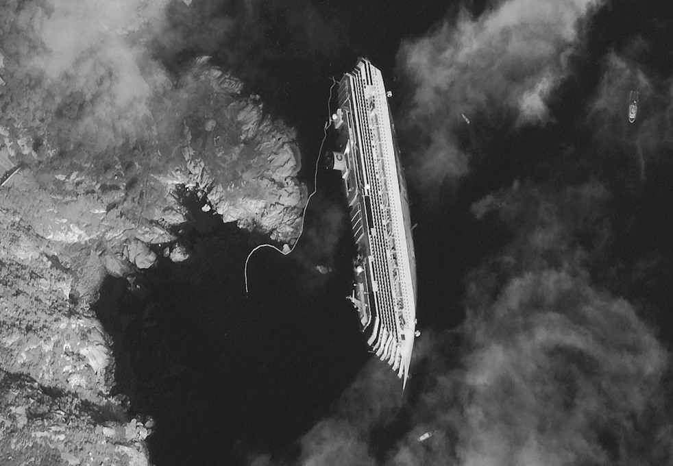 cruise_ship_aground_01.jpg