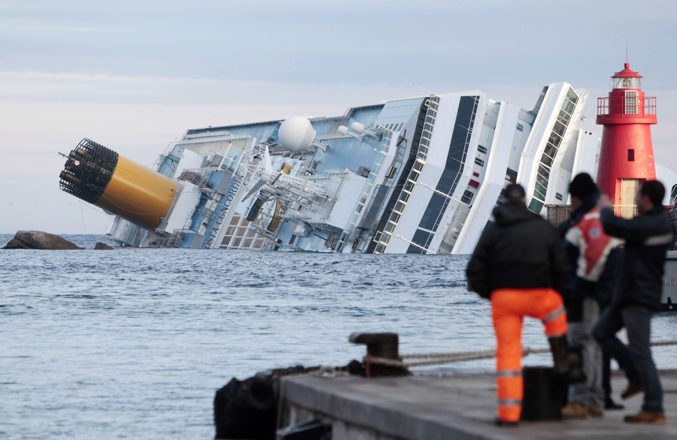 cruise_ship_aground_04.jpg