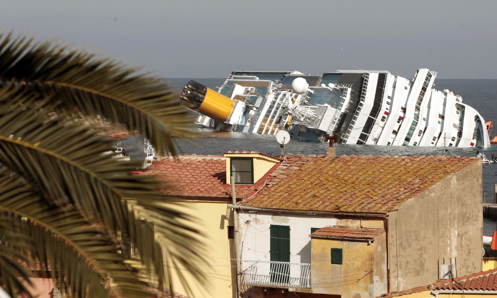 cruise_ship_aground_06.jpg