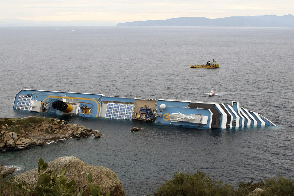 cruise_ship_aground_07.jpg