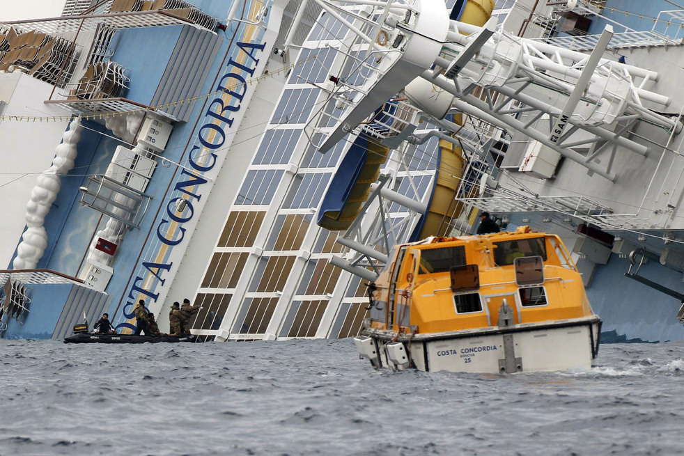 cruise_ship_aground_08.jpg