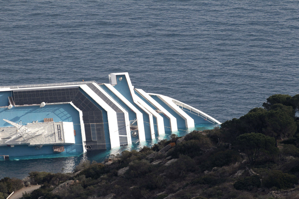 cruise_ship_aground_09.jpg