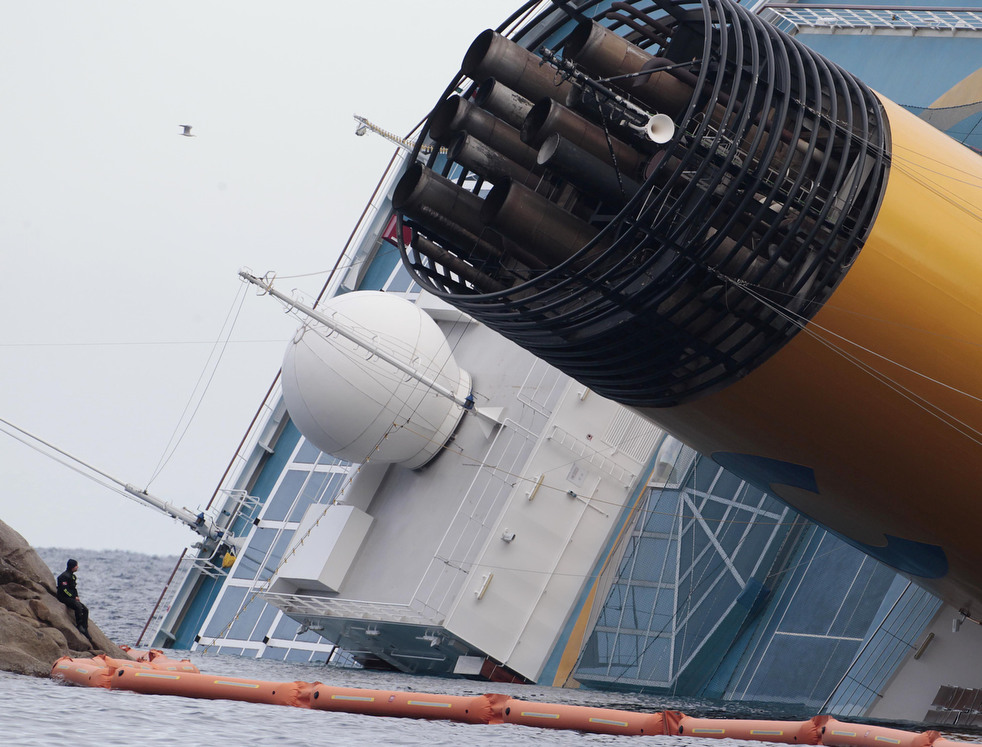 cruise_ship_aground_10.jpg