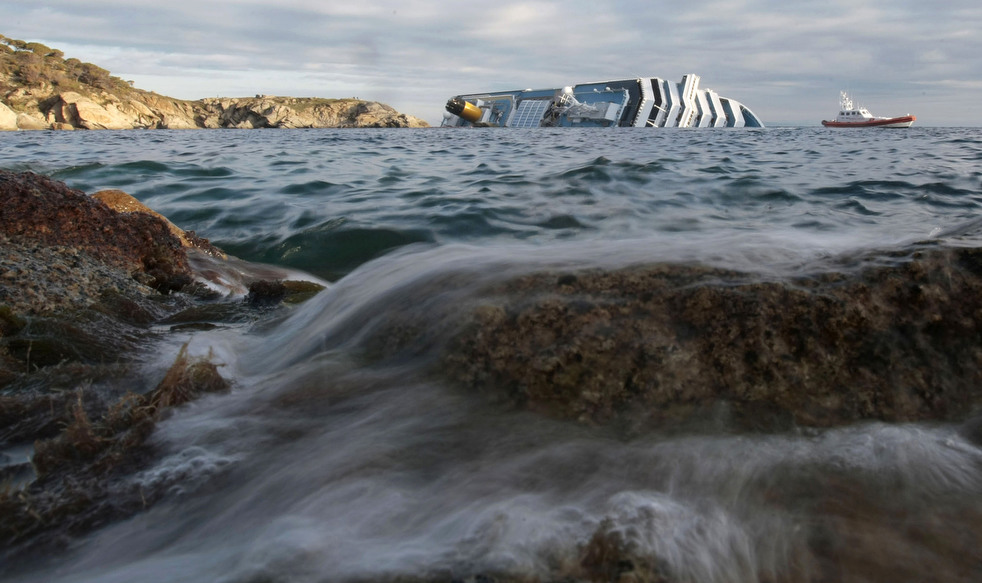 cruise_ship_aground_11.jpg