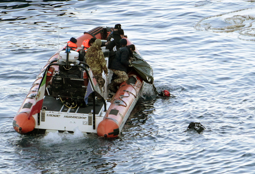 cruise_ship_aground_12.jpg