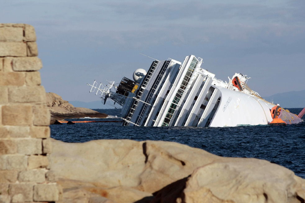 cruise_ship_aground_14.jpg