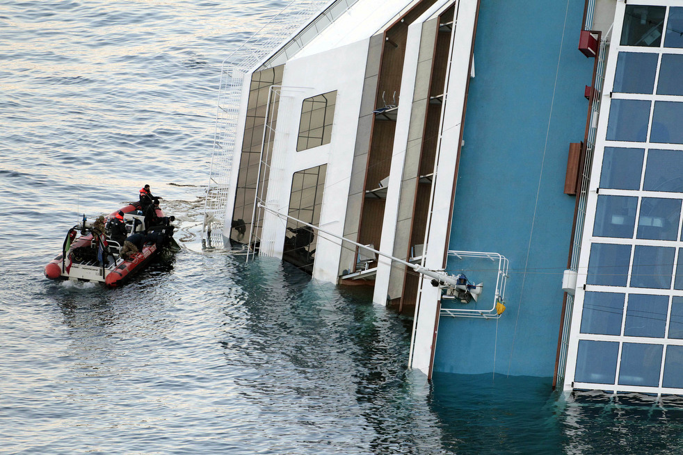 cruise_ship_aground_15.jpg