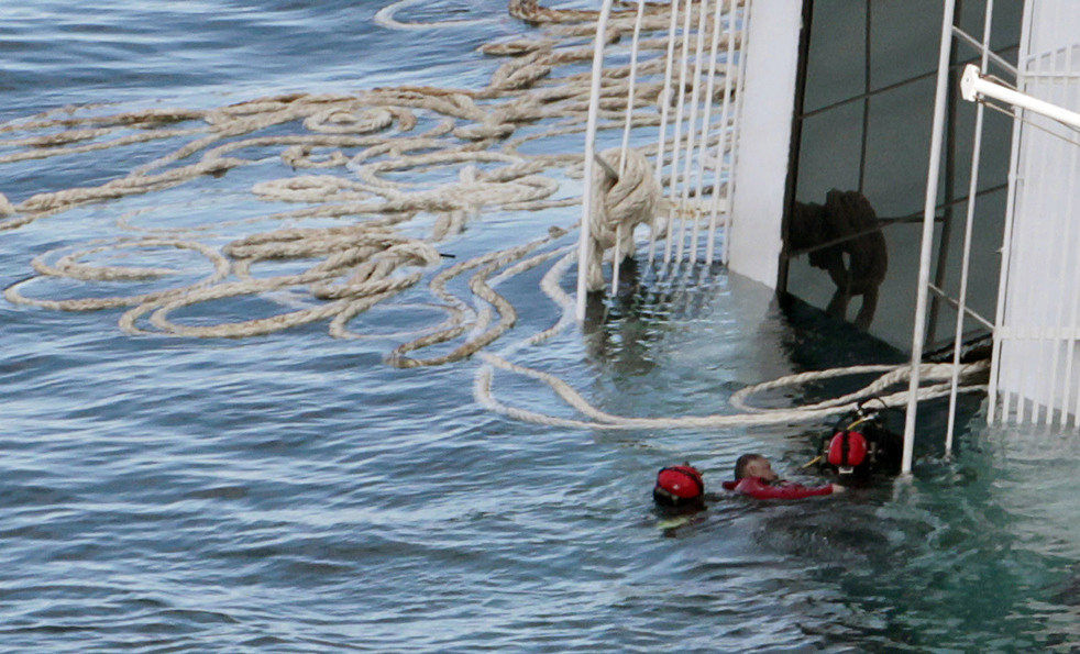 cruise_ship_aground_16.jpg