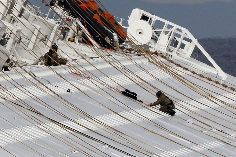 cruise_ship_aground_17.jpg