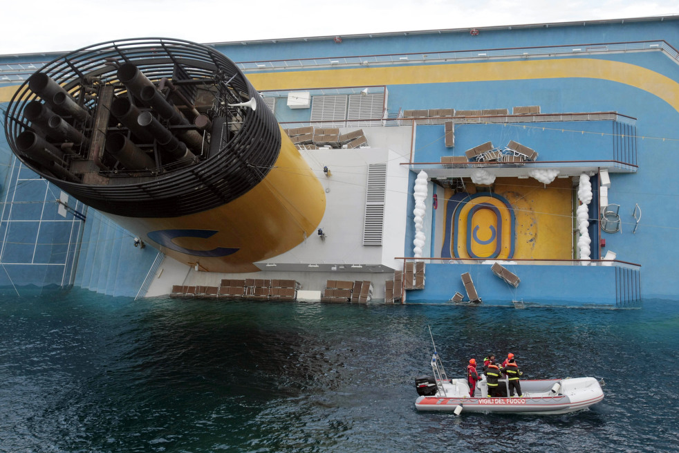 cruise_ship_aground_26.jpg