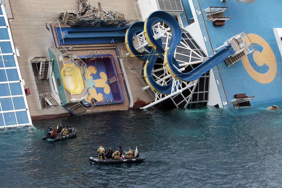 cruise_ship_aground_27.jpg