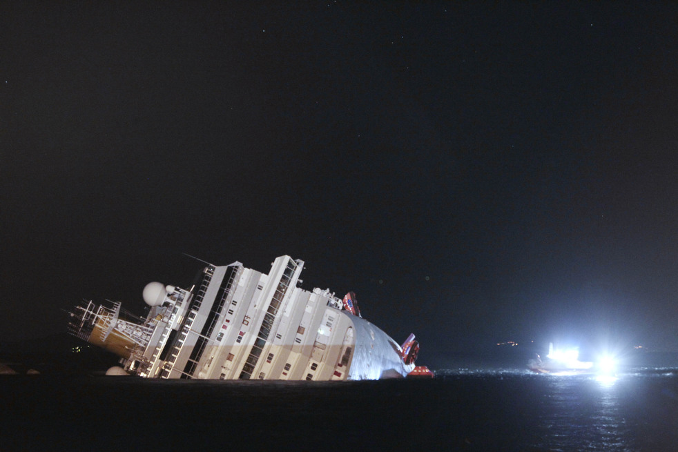 cruise_ship_aground_32.jpg
