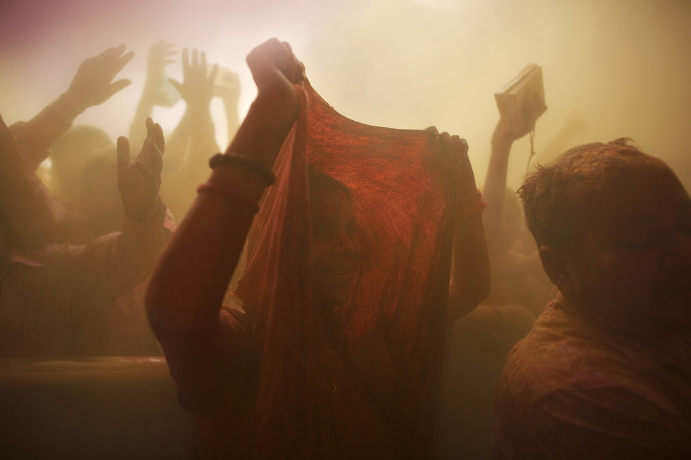 holi_030612_02.jpg
