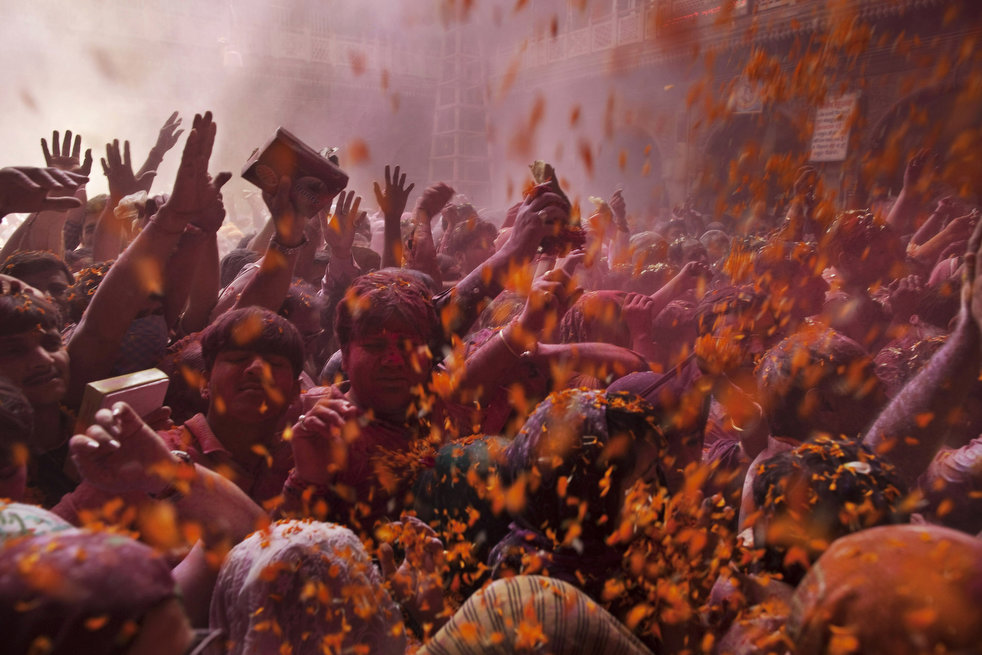 holi_030612_07.jpg