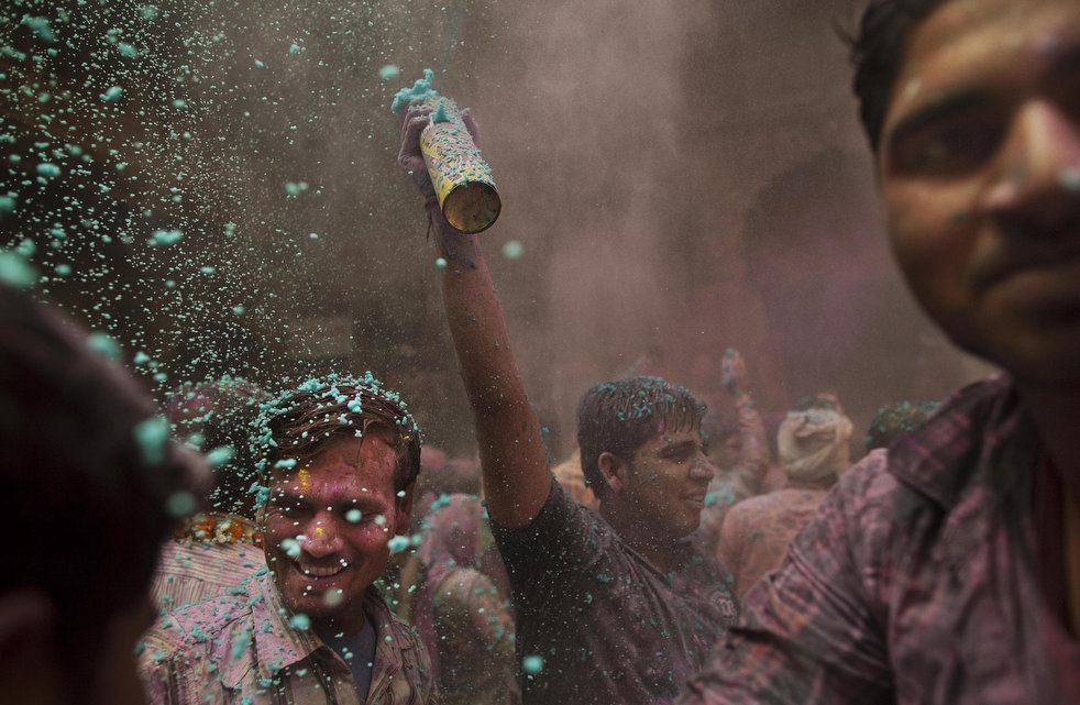 holi_030612_08.jpg