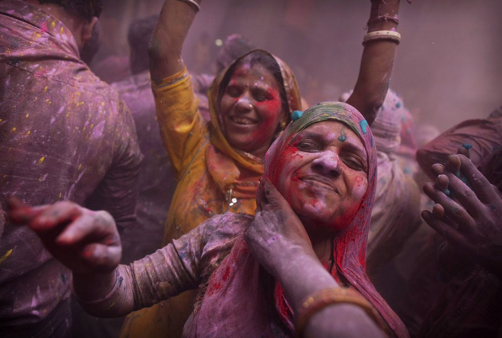 holi_030612_09.jpg