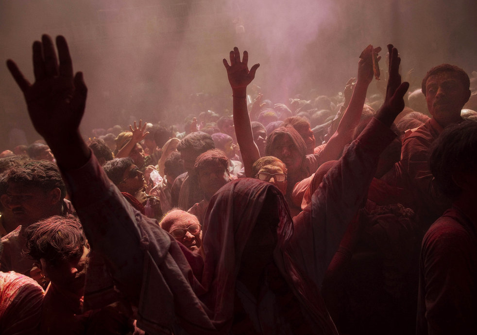 holi_030612_11.jpg
