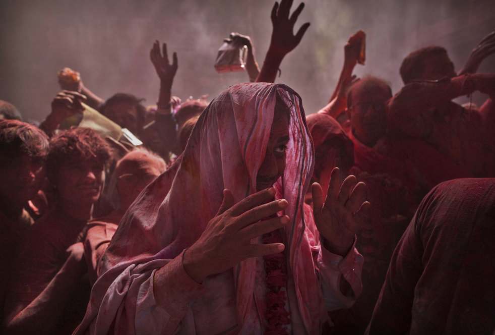holi_030612_12.jpg