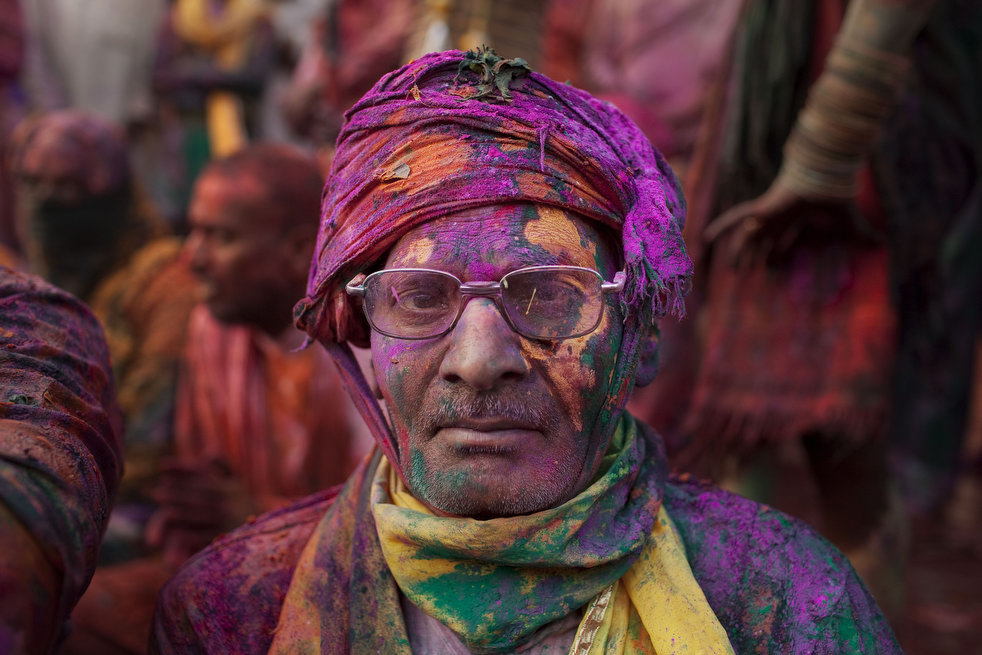 holi_030612_13.jpg