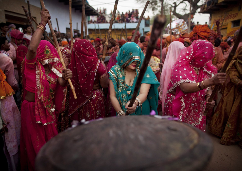 holi_030612_15.jpg