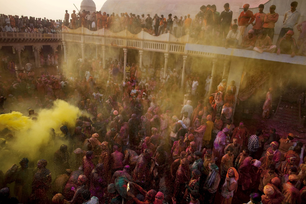 holi_030612_16.jpg