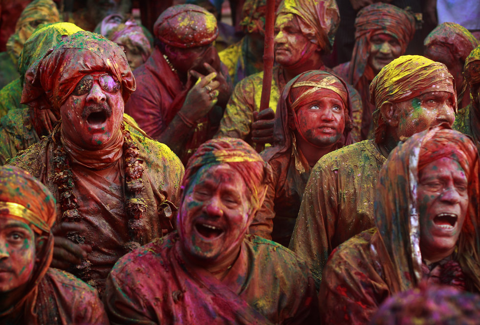 holi_030612_17.jpg
