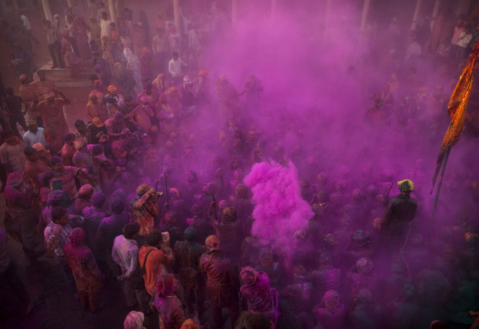 holi_030612_18.jpg