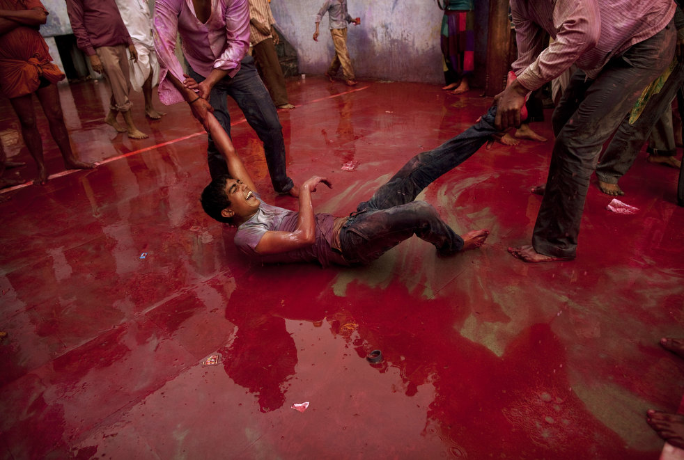 holi_030612_24.jpg